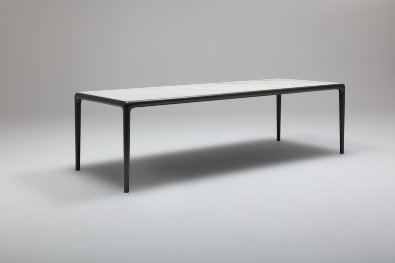 Langer Esstisch mit schlichter Tischplatte und schwarzem Metallgestell in modernem Design