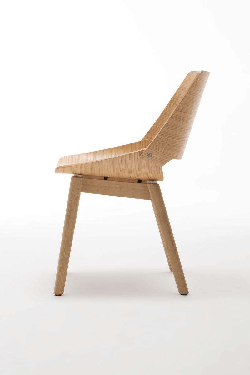 Seitenansicht eines modernen Hockers aus Eichenholz mit klaren Linien und schlichtem Design auf einem weißen Hintergrund