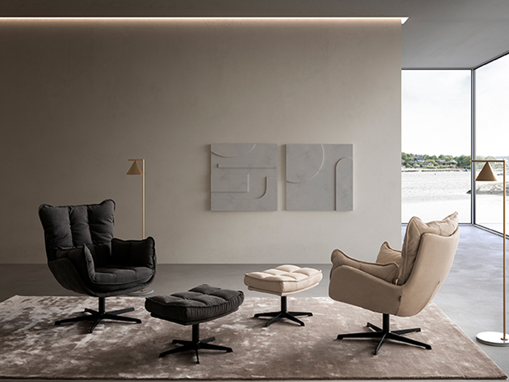 Stilvolles Wohnzimmer mit Designer-Sesseln, Hockern und modernen Kunstwerken an der Wand, ausgestattet mit großen Fenstern für viel Tageslicht.