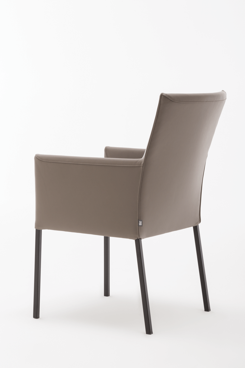 Hinteransicht eines modernen Stuhls mit braunem Lederbezug und schwarzen Metallbeinen