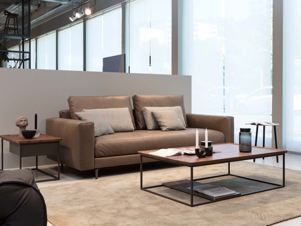 Rolf Benz 007 NUVOLA - Sofabank | 2 Breiten konfigurierbar braunes ledersofa mit kissen und couchtischen rolf benz