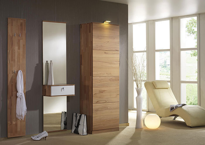 Elegante Flurgarderobe mit Spiegel, Hängeschrank und Dekoration in modernem Wohnzimmerambiente