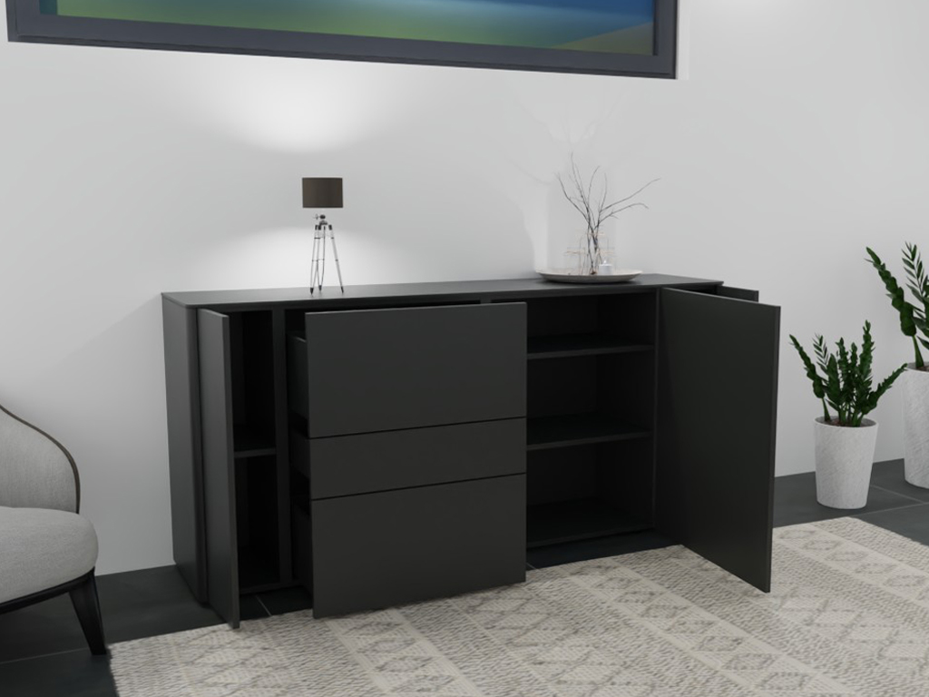 Schwarze Anrichte mit offenen Türen und Schubladen in einem modernen Wohnzimmer mit Pflanzen und Teppich