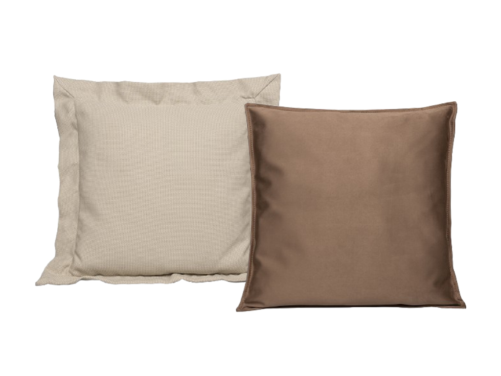 designwerk Kissen - Flatterkissen | Indoor Zwei quadratische Kissen liegen nebeneinander. Das linke Kissen ist hellbeige mit einer sichtbaren Webstruktur und einem voluminösen Rand. Das rechte Kissen ist einfarbig braun und hat einen glatten, seidenähnlichen Stoff mit einem schmalen Rand.