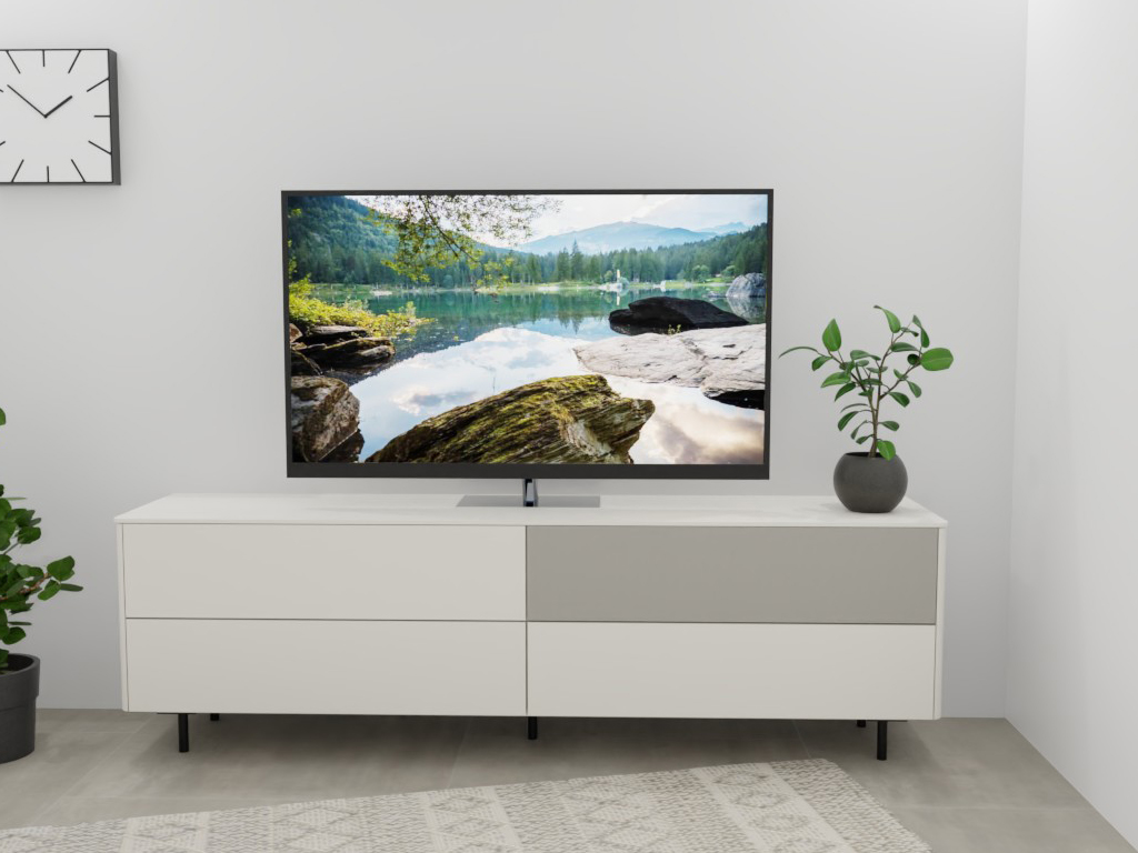 Sudbrock Goya - Lowboard mit Lochblechklappe | 2 Schubladen, 2 Klappen | B: 205,2 cm | Lack blütenweiß Helle Kommode mit Pflanze und Fernseher, der eine Naturkulisse zeigt, in einem modernen Wohnzimmer