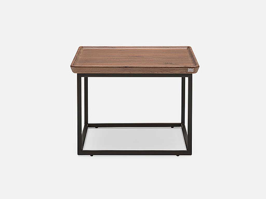 Beistelltisch mit schwarzem Metallgestell und Holztischplatte