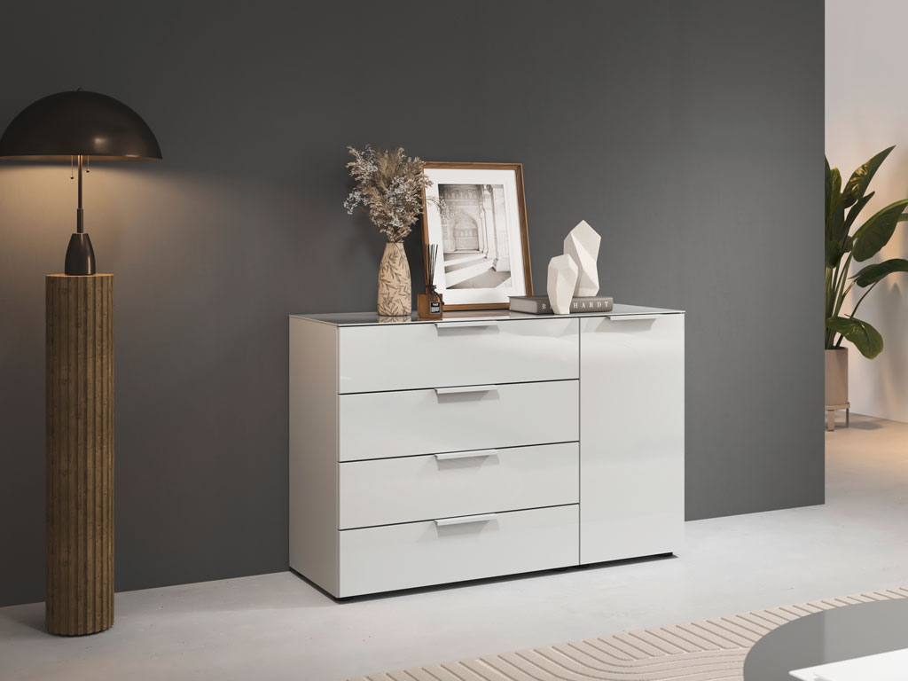 weiße Kommode Front mit vier Schubladen und einer Drehtür stilvoll dekoriert in einem modernen raum