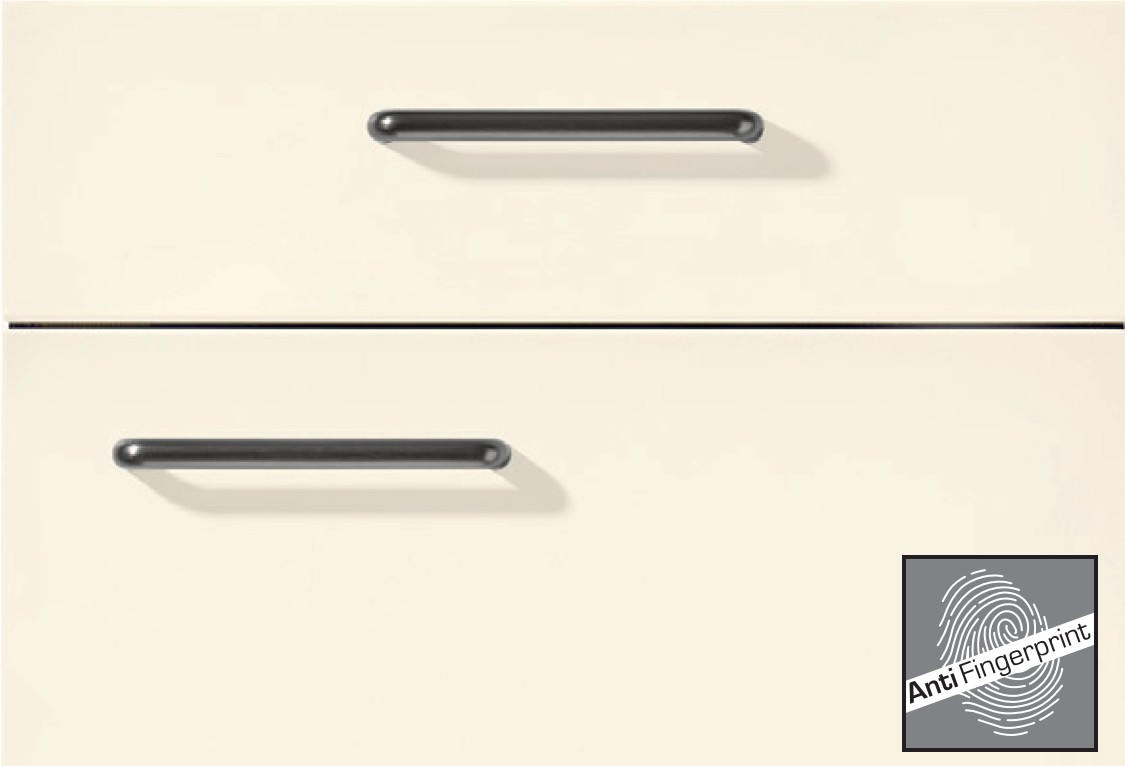 Cremefarbene, perfekt matte Lackfronten mit Anti-Fingerprintbeschichtung und schwarzen, runden Griffen, inklusive Fingerabdruck-Symbol.