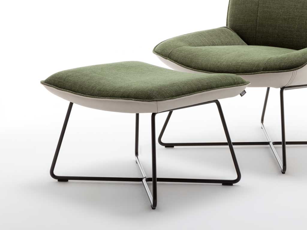Rolf Benz 383 - Hocker | zweifarbig | alle Bezüge Moderner Sessel und passender Fußhocker mit grünem Stoffbezug und schwarzem Metallgestell