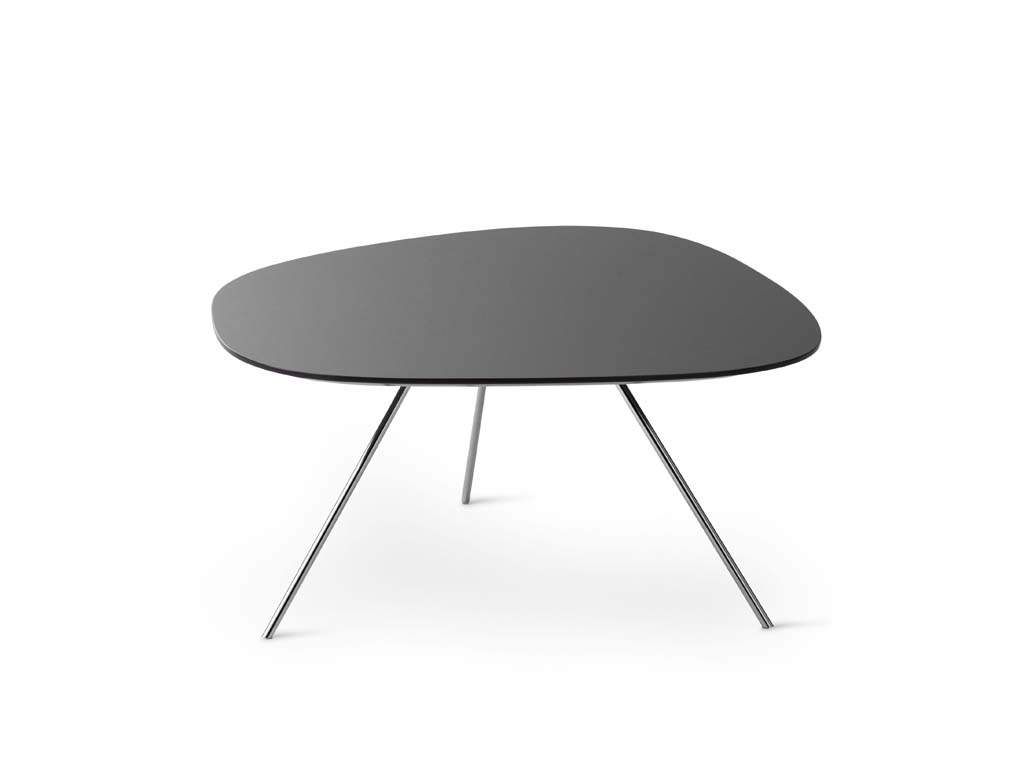 Ein moderner Couchtisch mit einer schwarzen, unregelmäßig geformten Tischplatte und schlanken, silbernen Metallbeinen.