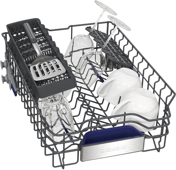 Oberkorb des Spülers, beladen mit Gläsern und Tassen.