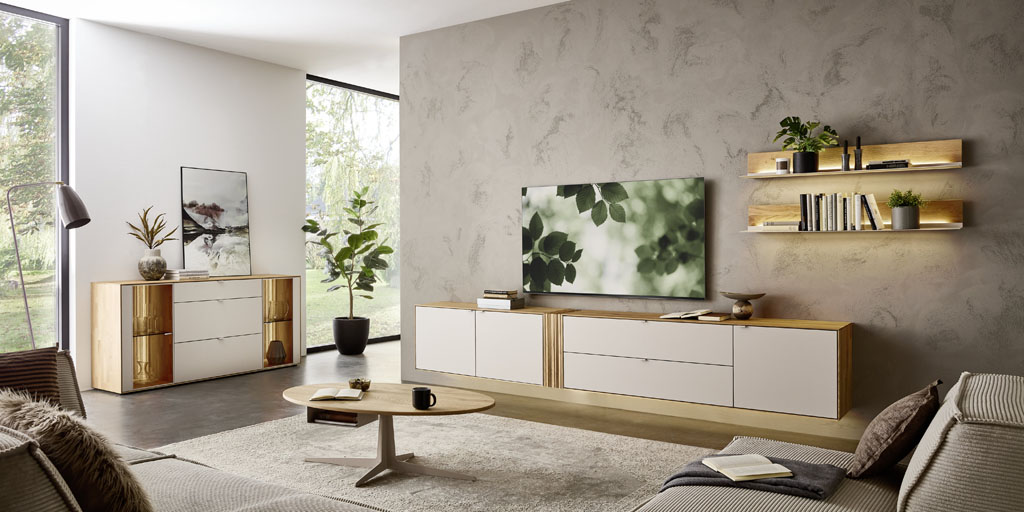 modernes braun-weißes großes Hängelowboard und zwei beleuchteten Wandpaneelen in einem modernen Wohnzimmer stilvoll dekoriert