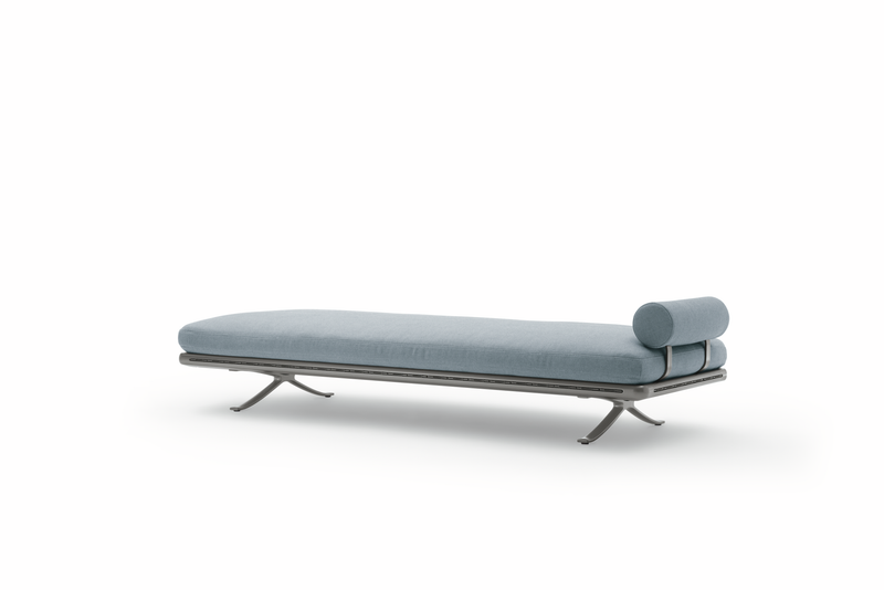 Elegante graue Chaiselongue mit Metallrahmen und Polsterrolle