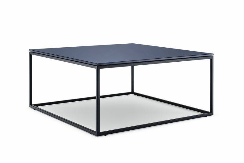 Rolf Benz 912 - Couchtisch Ein minimalistischer Couchtisch in quadratischer Form mit schwarzem Metallgestell und dunkler Tischplatte