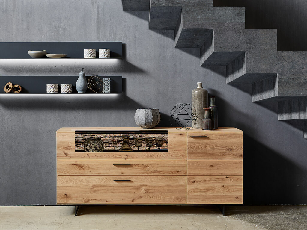 Massivholz Sideboard unter einer Treppe mit zwei Wandboards in anthrazit und mit Beleuchtung