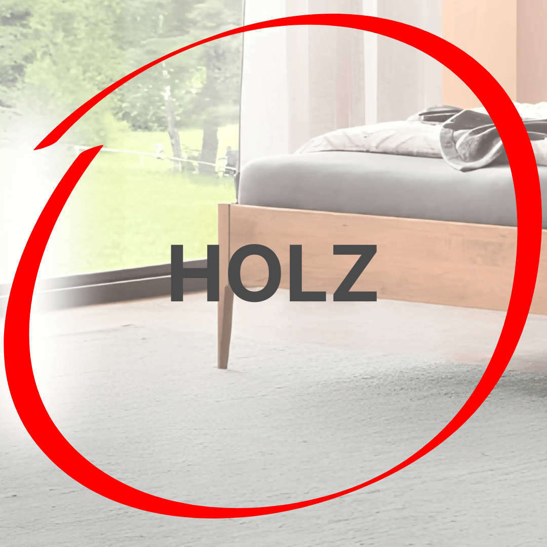 Aufschrift Holz in rotem Kreis und Holzbett im Hintergrund