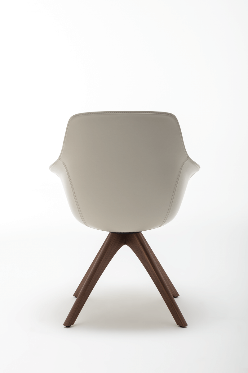 Rückansicht eines beigen Designerstuhls mit hölzernem Vierfußgestell, minimalistisches Design