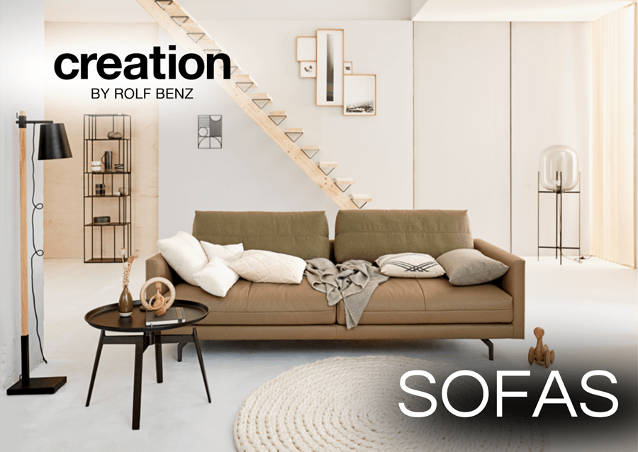Sofa mit Lederbezug und Stoffkissen in unterschiedlichen Farben