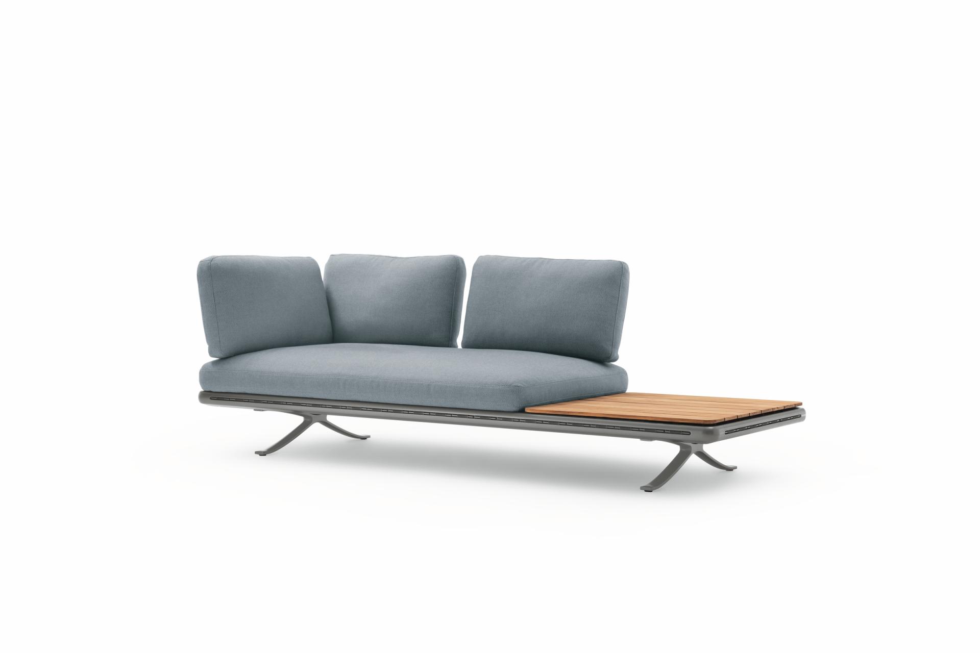 Detailaufnahme einer Loungegarnitur mir brauner Ablage und Sitzkissen in blau