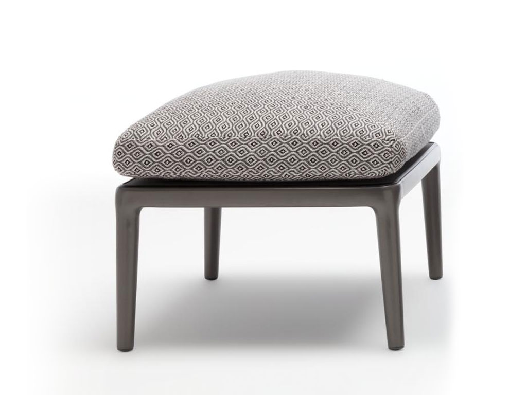 Hocker für die Beine mit grauem Polster und grauem Gestell
