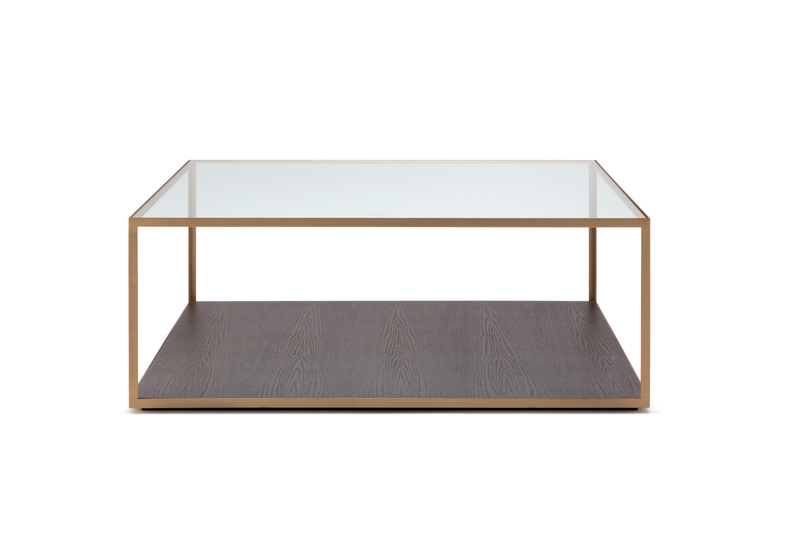 Eleganter Couchtisch mit Glasplatte, Holzboden und goldfarbenem Metallgestell