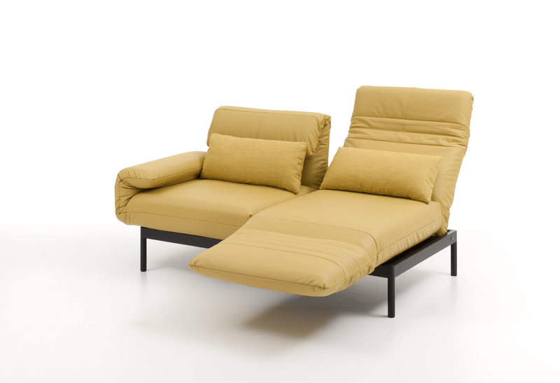 Gelbes Schlafsofa mit zwei Sitzen, verstellbarer Rückenlehne und schwarzem Metallrahmen