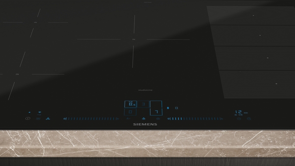 Nahaufnahme eines Siemens Induktionskochfeldes mit Touch-Bedienfeld und Marmorarbeitsplatte