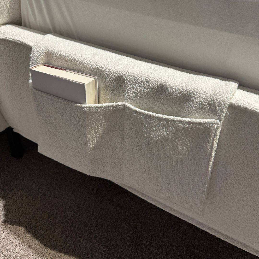 Nahaufnahme einer Sofatasche mit einem Buch, ideal zur Aufbewahrung von Lesematerial.