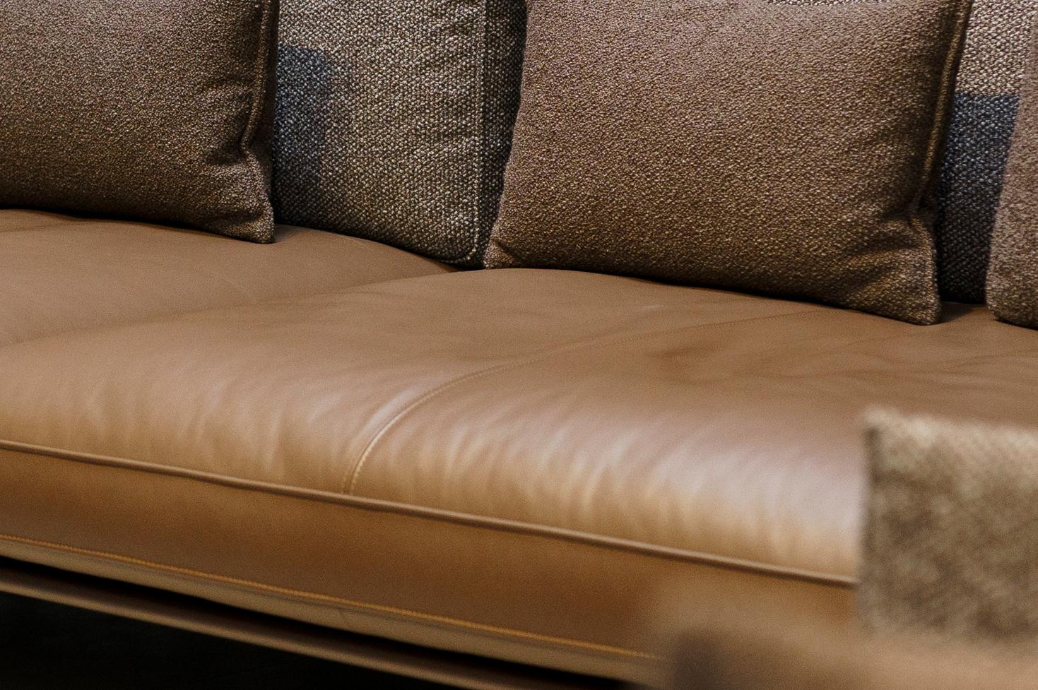 braune Ledercouch mit daunenartiger Polsteranmutung im Polster