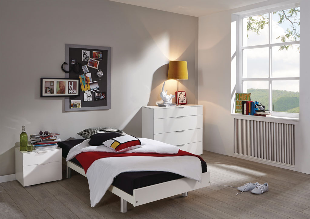 Modernes Jugendzimmer mit weißem Einzelbett, alufarbenen Füßen, schwarz-weißer Bettwäsche, Kommode und Nachttisch