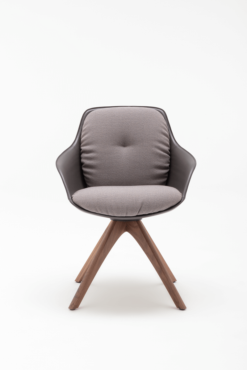 Eleganter grauer Stuhl mit Polsterung und massiven Holzbeinen, ideal für modernes Wohndesign