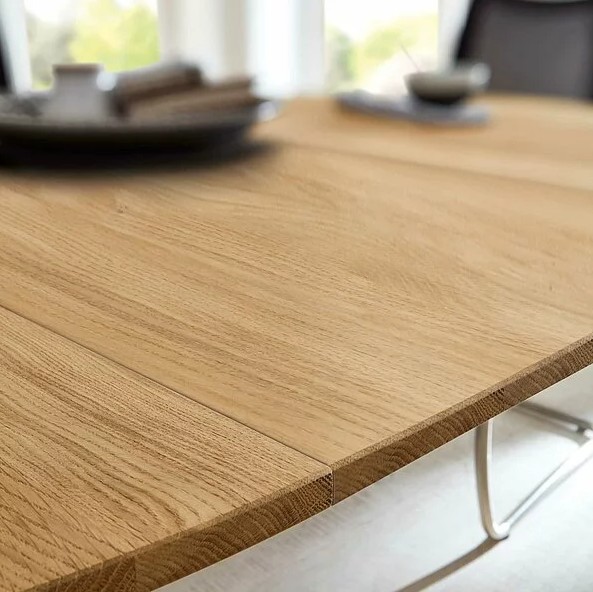 Detailaufnahme einer Holzesstischplatte