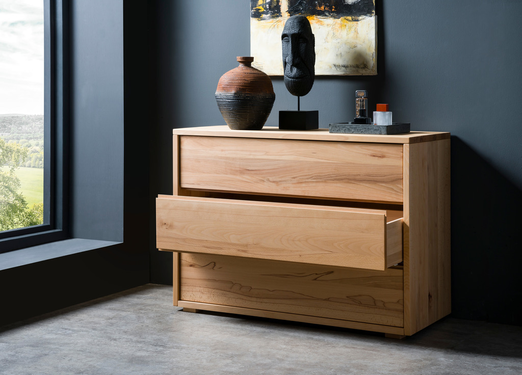 braune Kommode mit drei Schubladen mittlere offen stilvoll dekoriert in einem modernen zimmer cassetto von hasena