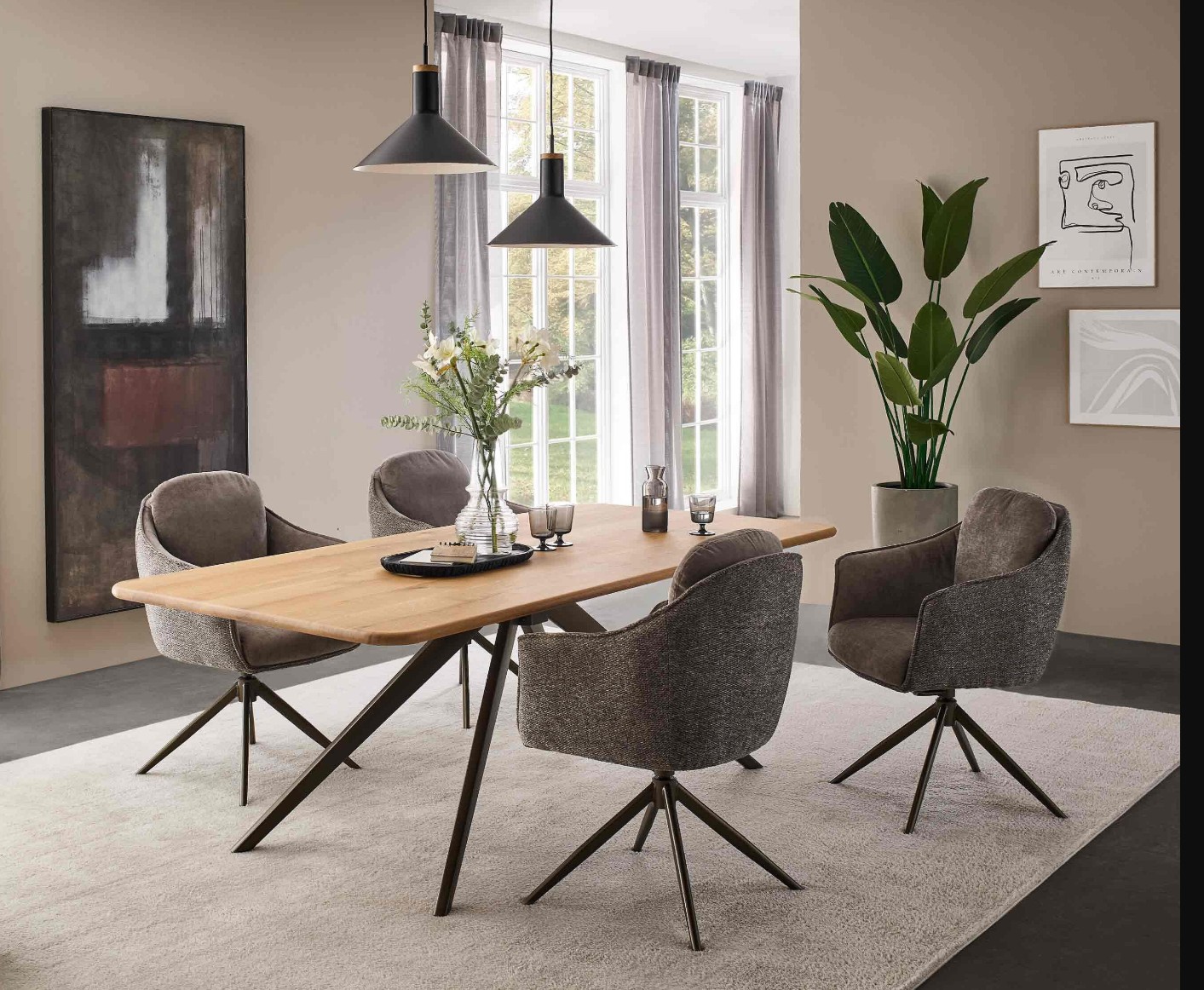 modernes Esszimmer in dunklen Farben Holztisch mit Metallgestell und vier hellen Polsterstühlen stilvoll dekoriert