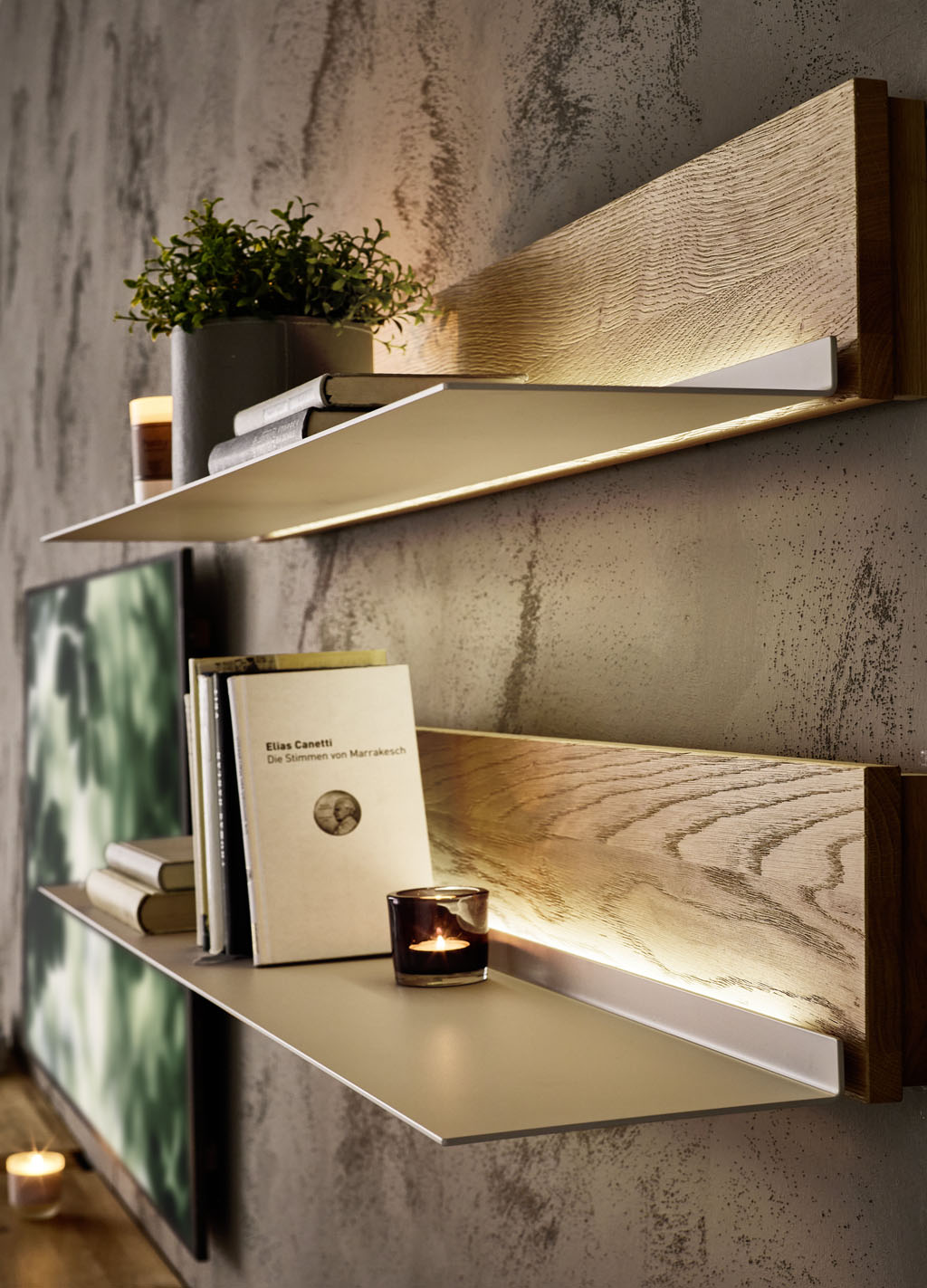 Detailaufnahme von zwei Wandborden mit braunem Holzpaneel und weißer Ablage und Beleuchtung stilvoll dekoriert