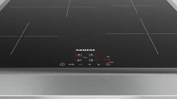 Nahaufnahme eines Siemens Induktionskochfeldes mit vier Kochzonen und modernem Touch-Bedienfeld