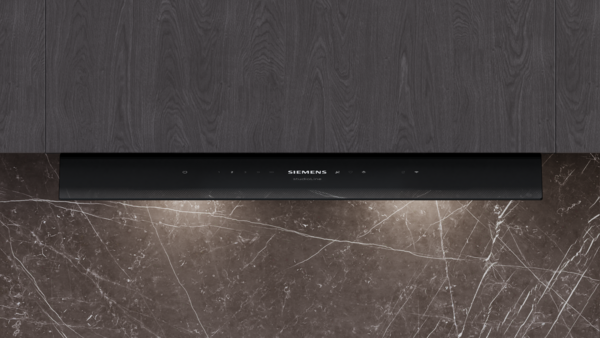 Frontalansicht des eleganten schwarzen Touch-Bedienfelds der Siemens studioLine Dunstabzugshaube mit beleuchteten Symbolen.