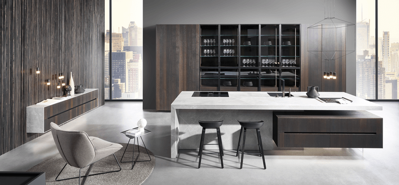 Innenansicht einer modernen Küche mit Kochinsel, Stühlen und eleganter Beleuchtung in urbanem Ambiente