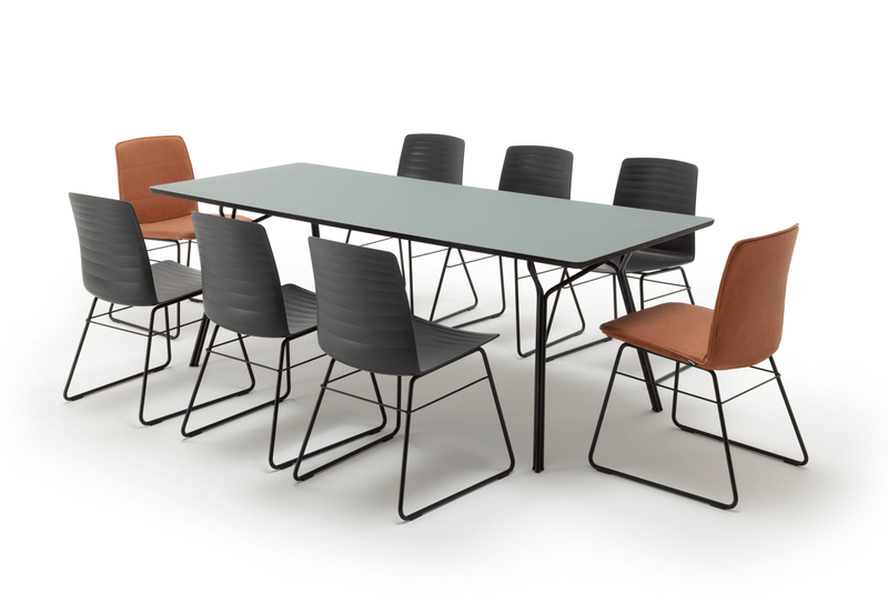Moderner Esstisch mit acht Stühlen, sechs in Schwarz und zwei in Braun, auf weißem Hintergrund