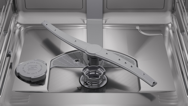 Nahaufnahme des Innenraums eines Geschirrspülers, die den unteren Sprüharm, das Feinsieb und den Salzbehälterverschluss zeigt. Der Verschluss ist mit Symbolen für Salz (SALT ZOUT SEL) und Richtungspfeilen beschriftet.