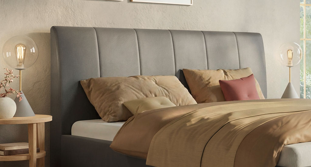 KI-generiertes Bild: Modernes gepolstertes Bett mit grauem Kopfteil, stilvollen Kissen und Nachttischlampen im gemütlich eingerichteten Schlafzimmer