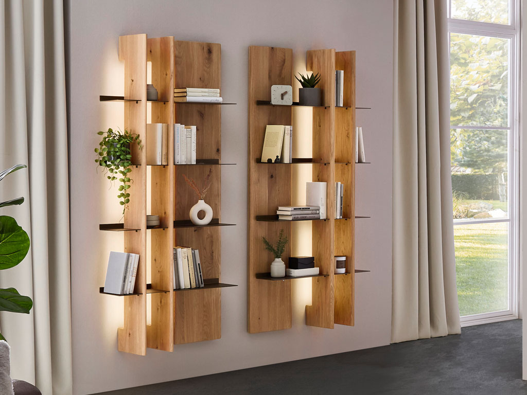 beleuchtete Regal aus Holz stilvoll dekoriert in einem modernen Raum
