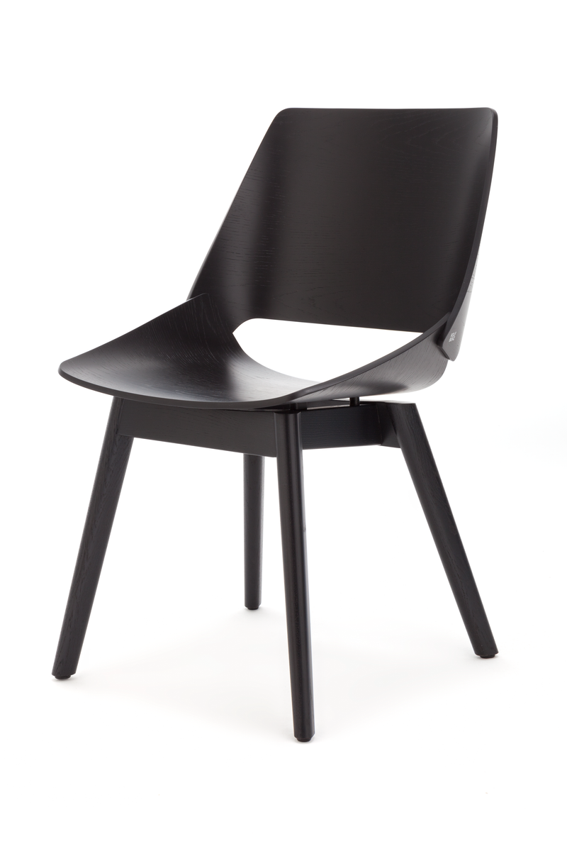 Schwarzer Holzstuhl mit modernem Design und klaren Linien, ideal für Wohnzimmer oder Büro