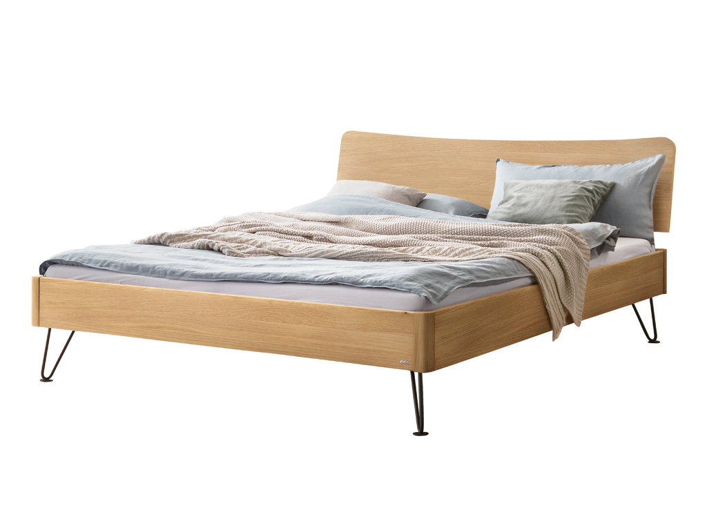 Freistellungsbild eines Hasena Bett Locarno mit einem Bettrahmen in heller Eiche (Eiche bright) und schwarzen, anthrazitfarbenen Haarnadel-Beinen.