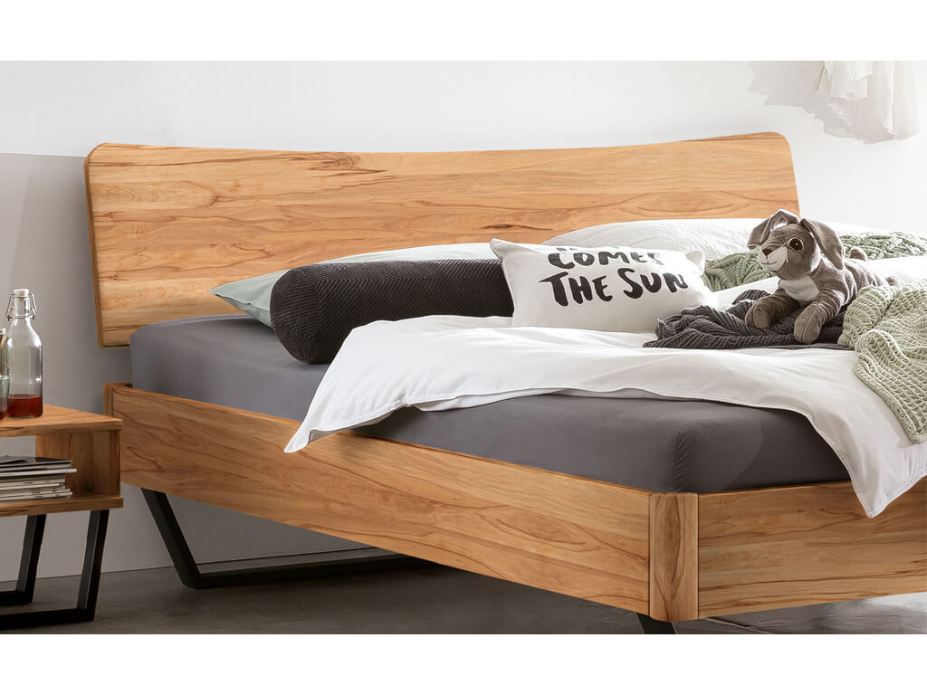 Nahaufnahme des Kopfteils und des Bettrahmens vom Hasena Bett Tresali aus Wildbuche mit ausgeprägter Maserung.