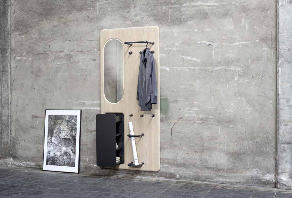 Sudbrock Juno -  Garderobenpaneel | B: 90,0 cm | Eiche milk massiv | Ausrichtung links Minimalistische Wandgarderobe mit Spiegel, Kleiderhaken, Regal und Kunstwerk an einer Betonwand