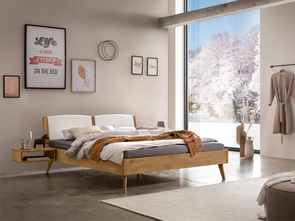 Hasena -  Lounge Bett Fabro | Holzkopfteil gepolstert Comfy | Holzfuß Masino | versch. Größen & Farben konfigurierbar Helles Bettgestell mit Kopfteil und weißer Kopfteil Polsterung