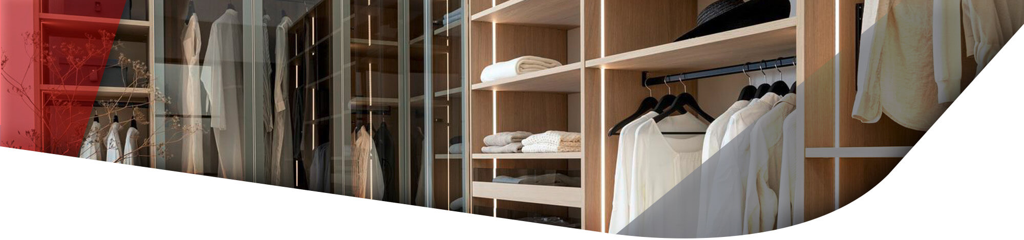 Begehbarer und offener Kleiderschrank mit Vitrinentüren und REgalfächern