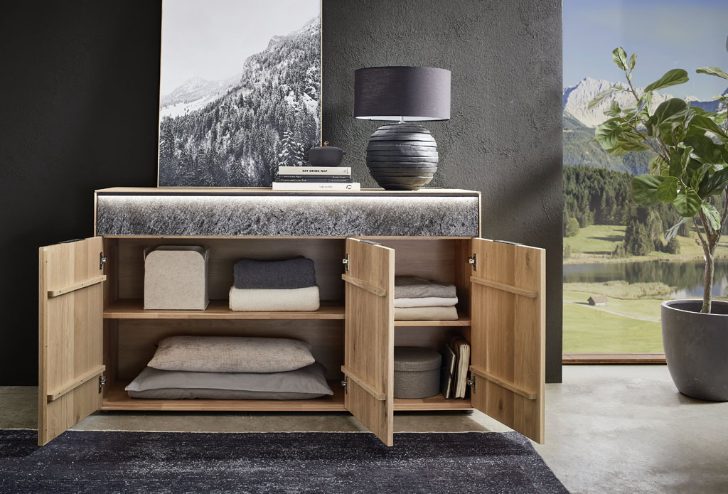 braune moderne Holzkommode mit graumeliertere Schublade und geöffneten Türen stilvoll dekoriert in eine modernen Raum