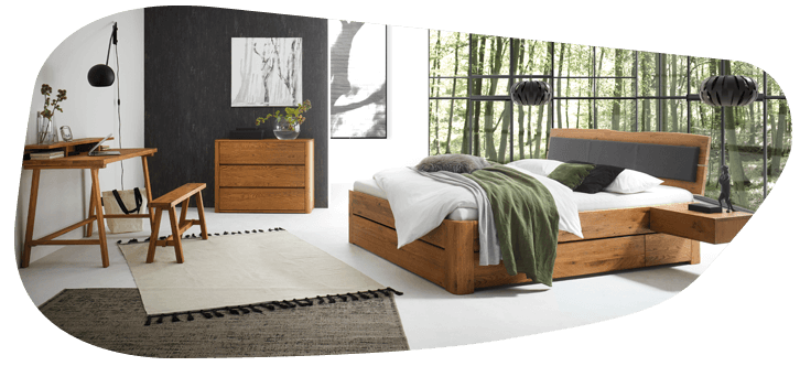 Schlafzimmer mit Holzbett, Holzkommode und Holzschminktisch